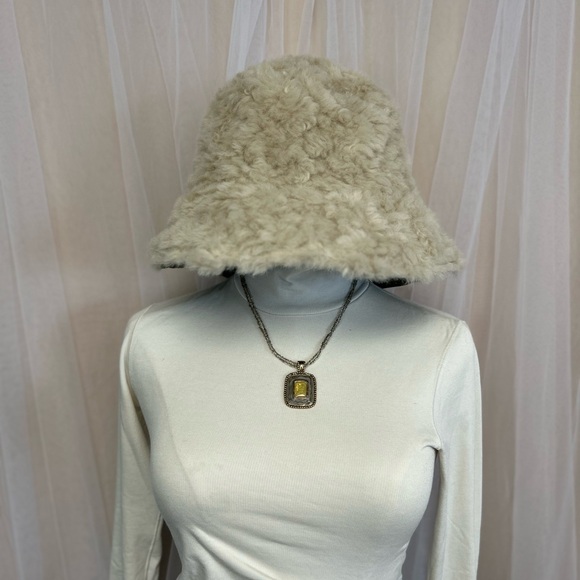 Reversible bucket hat with khaki green quilted material and faux wool - Picture 4 of 6